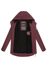 Giacca impermeabile color bordeaux con cappuccio, con rivestimento interno nero, zip frontale e etichette interne. Accenti rossi lungo le cuciture.