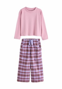 Lange mouwen roze top gecombineerd met lila, rode en donkergroene geruite wijde broek met een elastische tailleband met een trekkoord.