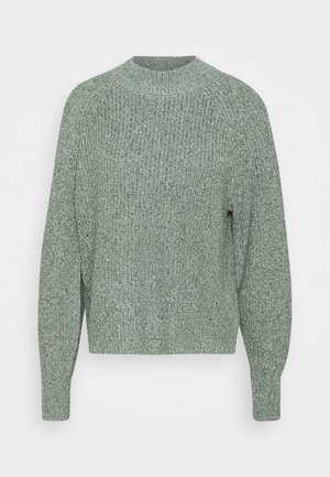 Pull gris en maille à manches longues avec col rond, poignets et ourlet côtelés, présenté sur un fond blanc uni.