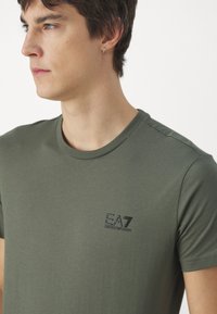EA7 Emporio Armani Jednoduché tričko - verde scuro