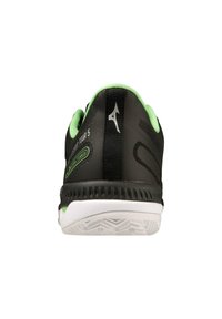 Scarpa sportiva nera con tomaia testurizzata, accenti verdi e suola in gomma bianca. Presenta un collare imbottito e un dettaglio con logo sul tallone.
