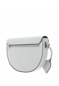 Bolso bandolera de cuero blanco con forma de media luna, bolsillo con cremallera, ribete negro, correa ajustable y etiqueta desmontable.