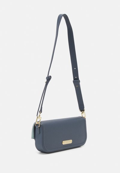 Borsa a mano in pelle blu scuro con hardware dorato, forma rettangolare, tracolla regolabile e texture liscia. Design semplice e moderno.