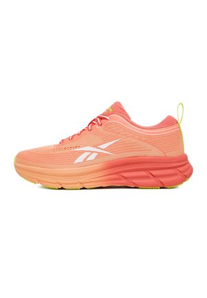 Ľahké bežecké topánky v koralovej farbe s vrchnou časťou z oka, bielymi detailmi a odolnou gumovou podrážkou so športovým dizajnom a zelenými akcentmi.