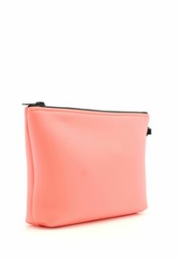 Pouch rettangolare di colore corallo rosa, realizzato in un materiale liscio e resistente, con una zip nera nella parte superiore e un design semplice senza fantasie.