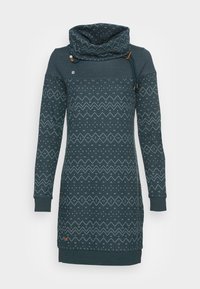Dunkelblaue Kleid mit langen Ärmeln, einem Schalkragen und gemusterten Akzenten. Es hat ein geometrisches Design in hellerem Blau und ein dekoratives Knopfdetail.