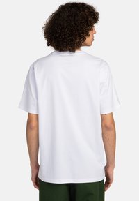 Witte katoenen t-shirt met een relaxed fit, korte mouwen en een ronde hals; gladde textuur, geen zichtbare patronen of accenten.