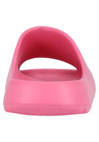 Rosa gummisandal med slidser, der har et minimalistisk design, åben tilbage og glat tekstur. Bøjede linjer skaber en slank form.