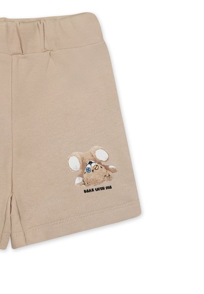 Shorts di cotone beige con vita elasticizzata. Design ricamato notevole di un orso con orecchie da cane e il testo "BEAR WITH DOG."
