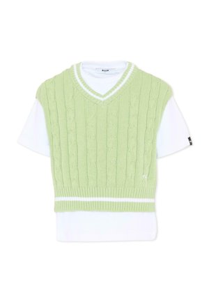 Maglietta bianca a maniche corte abbinata a un gilet senza maniche di maglia lavorata a trecce verde chiaro, con scollo a V e dettagli a righe bianche.