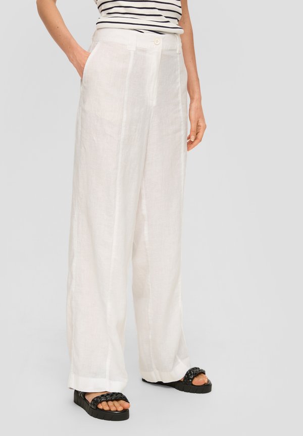 REGULAR WEITEM BEIN - Stoffhose - weiß