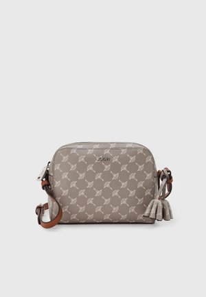 Šedá syntetická crossbody taška s opakujícím se vzorem vějířů, se zipovým uzávěrem a detailem s třásněmi. Hnědý kožený popruh s nastavitelnou délkou.