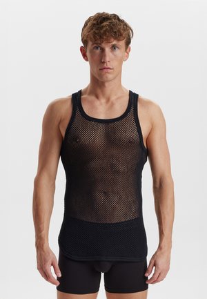 Schwarzes Mesh-Top mit Rundhalsausschnitt und ärmellosem Design. Verfügt über eine gemusterte Textur und eine taillierte Silhouette. Getragen über schwarzen Shorts.