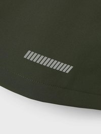 Tissu vert foncé avec une texture lisse, présentant un motif rayé réfléchissant au bord inférieur. Détails de couture visibles le long de l'ourlet.