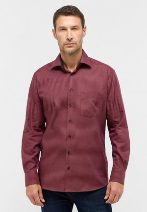 Rot kariertes Hemd mit langen Ärmeln, spitzem Kragen, dunklen Knöpfen und einer Brusttasche. Der Stoff wirkt glatt mit einem leichten Glanz.