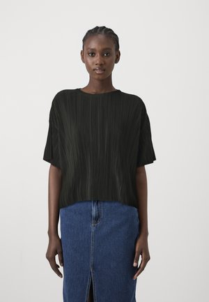 Svart, texturerad kortärmad topp med en avslappnad passform, kombinerad med en blå denimkjol med en framslits. Slät tyg med vertikala linjer.