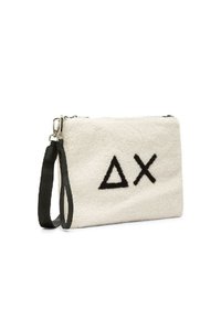 Borsa a tracolla in finta pelliccia bianca con dettagli neri, caratterizzata da un design con logo. Include una tracolla nera removibile e una chiusura con zip.