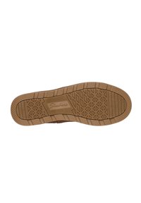 Suela de zapato Skechers con un material de goma marrón texturizado, que presenta un patrón geométrico para tracción y un logo estampado en el centro.