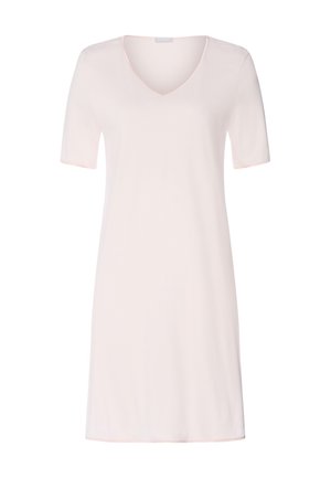 Vestido de manga corta y escote en V, en tejido rosa suave. Textura lisa, corte hasta la rodilla, con un diseño sencillo y un ribete sutil en el escote.