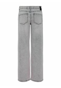 Sive široke traperice s izblijedjelim završetkom, s dva stražnja džepa i visokim strukom. Nekonkretni dodaci na pojasu.