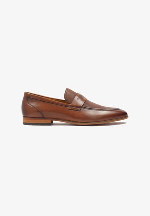 Braune Lederloafers mit einem strukturierten Riemen, runder Zehenform und niedrigem Blockabsatz. Glatte Oberfläche mit dezenten Nähdetails.