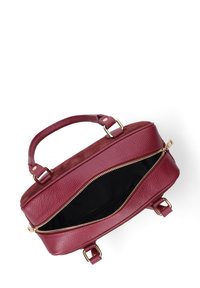 Borsa in pelle bordeaux con finitura texture, manici doppi, accessori in metallo dorato e chiusura con cerniera che rivela un interno nero.