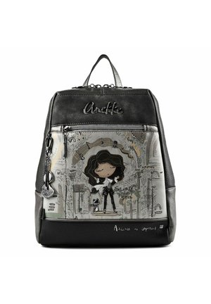 Zainetto piccolo nero e grigio con tasca frontale con zip, design con ragazza e gatto in stile cartone animato e portachiavi decorativo appeso al lato.