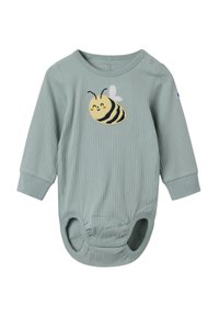 Pitkähihainen ribbikuvioitu vauvan body pehmeässä vihreässä, jossa on edessä keltainen mehiläiskuva mustilla raidoilla ja valkoisilla siivillä.