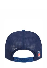 Marineblaue Kappe mit Mesh-Rücken, mit geprägtem "GREEN BAY PACKERS" und NFL-Logo. Flacher Schirm und verstellbarer Snapverschluss.
