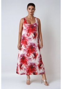 Robe longue, ample, avec un décolleté bateau, présentant un motif floral dans des nuances de rouge et de violet sur un fond clair. Tissu doux, style décontracté.