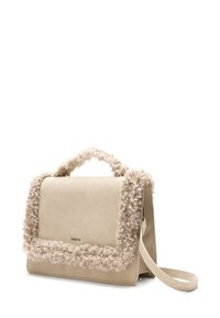 Béžová obdĺžniková kabelka s ozdobným lemom z kučeravého umelého kožúška, horným uchom a nastaviteľným ramenným popruhom, s malým logom značky vpredu.