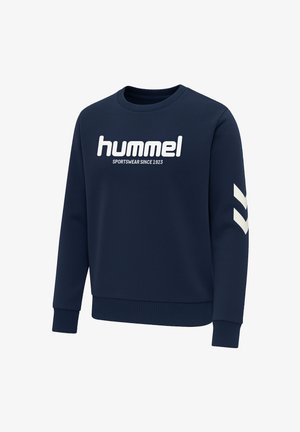 Granatowa bluza z białym logo "hummel" oraz napisem "SPORTSWEAR SINCE 1923" z przodu, z białymi paskami w kształcie chevronu na prawej rękawie.