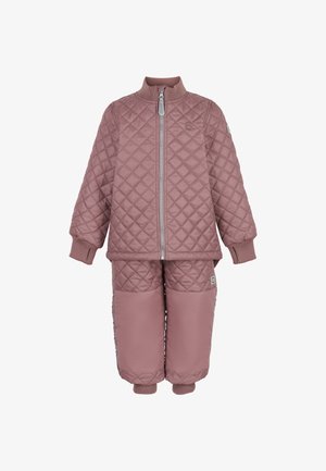 Conjunto de dos piezas acolchado en rosa empolvado, que incluye una chaqueta con cremallera y puños acanalados, y pantalones a juego, ambos con bolsillos laterales.