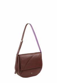 Borsa a spalla in pelle di un profondo bordeaux con un design a patta diagonale. Presenta una tracolla viola e un piccolo dettaglio con logo dorato.