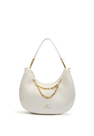 Borsa a mano in pelle bianca curva con dettaglio catena a forma di cuore color oro e tracolla, marchiata con un piccolo logo dorato.