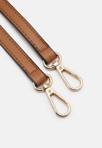 Tan læderremme med brune kanter, der har guldfarvede metalvending kroge til fastgørelse. Glat tekstur og pæne syninger.