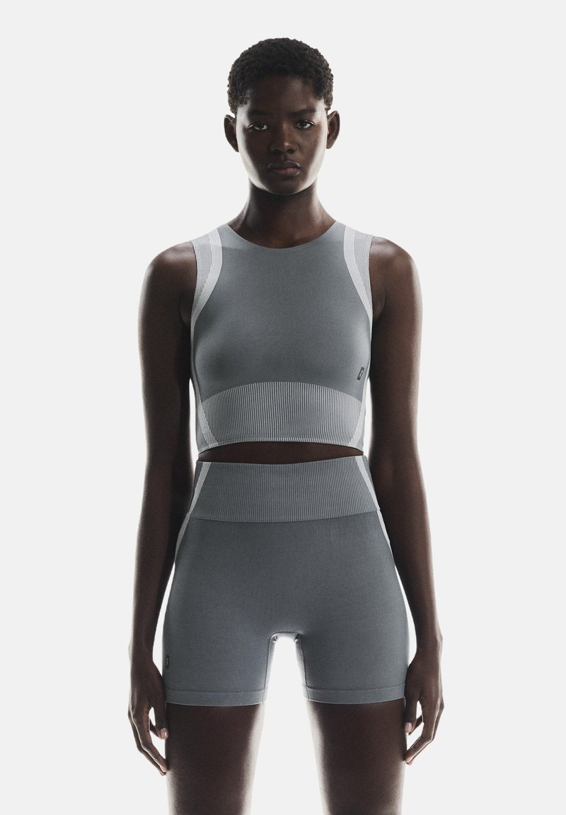On - STUDIO CROP - Top - rock   glacier, Ingrandire