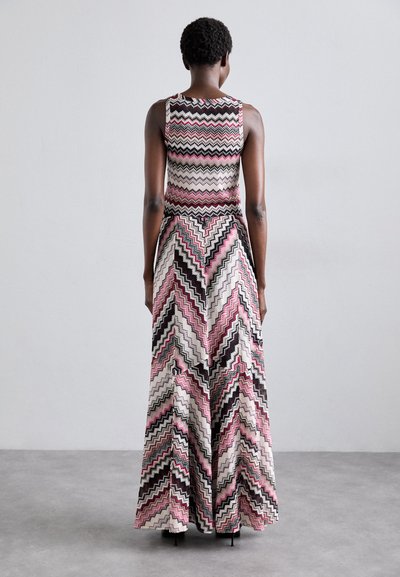 Maxi-jurk met zigzagpatronen in roze, zwart en crème. Aansluitende bodice met een uitlopende rok, gemaakt van een gestructureerde geweven stof.