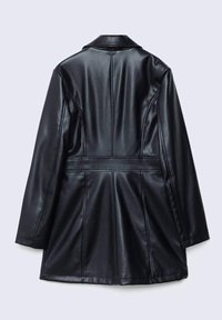 Veste noire en similicuir à manches longues avec coutures structurées, col et ceinture, vue de dos sur un fond uni.