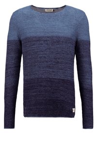Pull en maille à manches longues avec des rayures horizontales dégradées dans des tons de bleu et marine, col rond et petite étiquette près de l'ourlet.