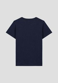 Camiseta de manga corta en azul marino oscuro, vista desde la parte posterior sobre un fondo gris neutro.