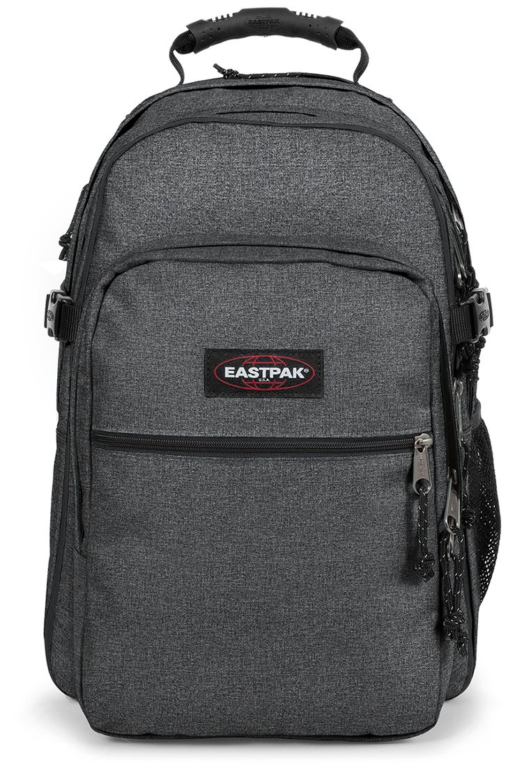 Mochila de tela gris con múltiples compartimentos, un bolsillo con cremallera en la parte frontal, bolsillo de malla lateral, asa reforzada y parche con logo. Cuenta con correas ajustables.