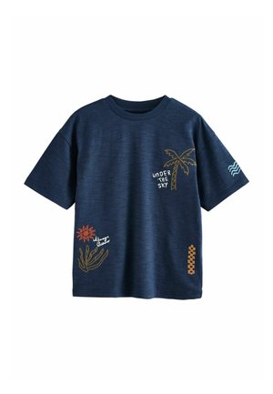 Marineblaue kurzärmelige Hemd mit Grafik von Palmen, Sonne, Meereswelle und Schachbrettmuster sowie dem Text "UNDER THE SKY" und "Always Summer."