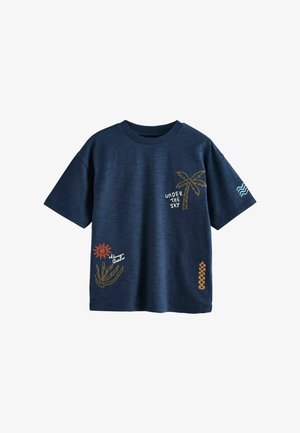 Mørkeblå kortærmet skjorte med grafik af palmetræ, sol, bølge og ternet mønster samt teksten "UNDER THE SKY" og "Always Summer."