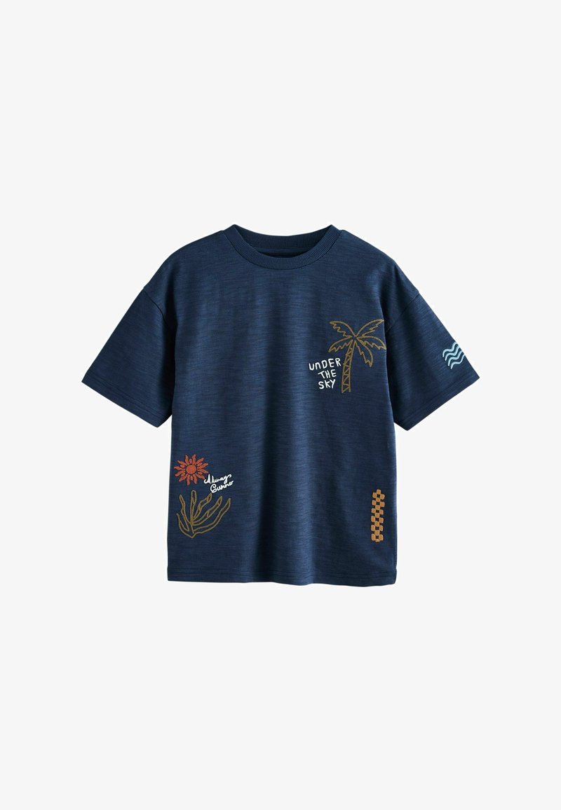 Chemise bleu marine à manches courtes avec des graphismes de palmier, soleil, vague de mer et damier, ainsi que le texte "UNDER THE SKY" et "Always Summer."