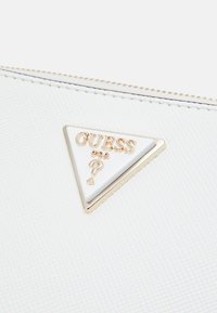 Guess NOELLE COMPARTMENT  - Olkalaukku - white