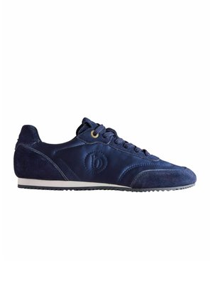 Marineblaue Low-Top-Sneaker mit Wildleder- und Stoffeinsätzen, vorderer Schnürung, aufgenähtem Seitenlogo und weißer Sohle mit schwarzer Profilsohle.