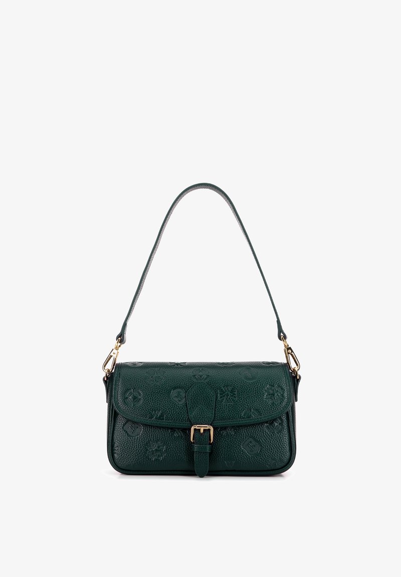 Zielona skórzana torebka z wytłoczonymi wzorami logo, prostokątny kształt, zapięcie na klapkę oraz złocona klamra z przodu.