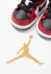 Jordan 1 MID BT UNISEX - Παπούτσια μπάσκετ - black/gym red