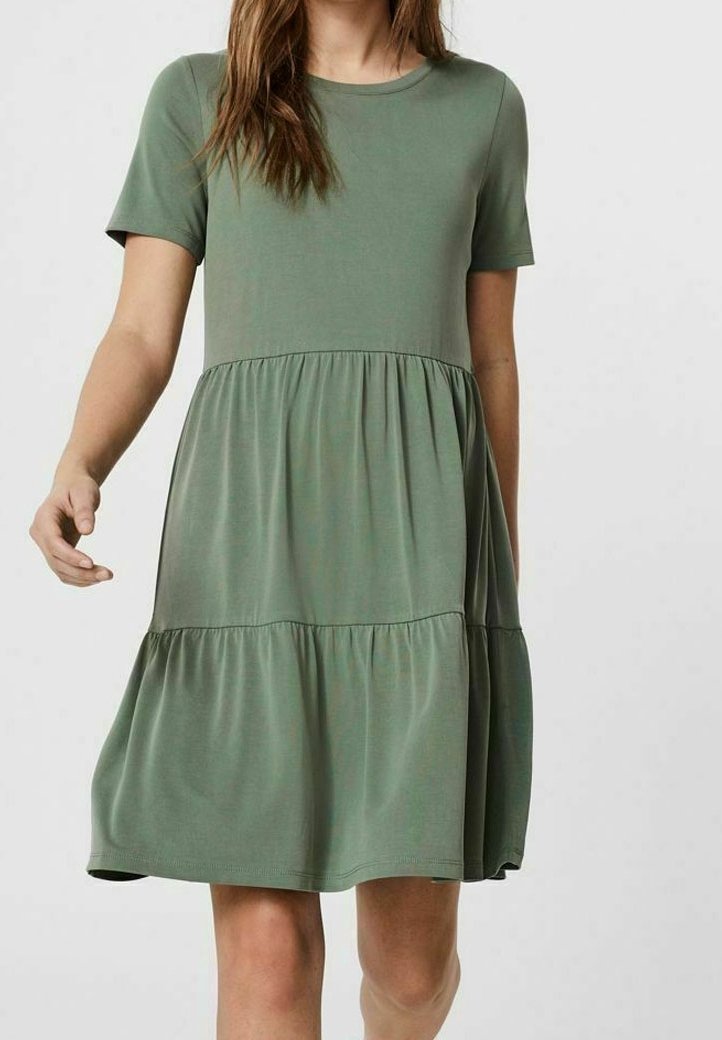 Kortsleeve klänning i knä längd av olivgrön tyg, med en utsvängd, lager på lager design och mjuk textur. Rund halsringning och avslappnad passform.